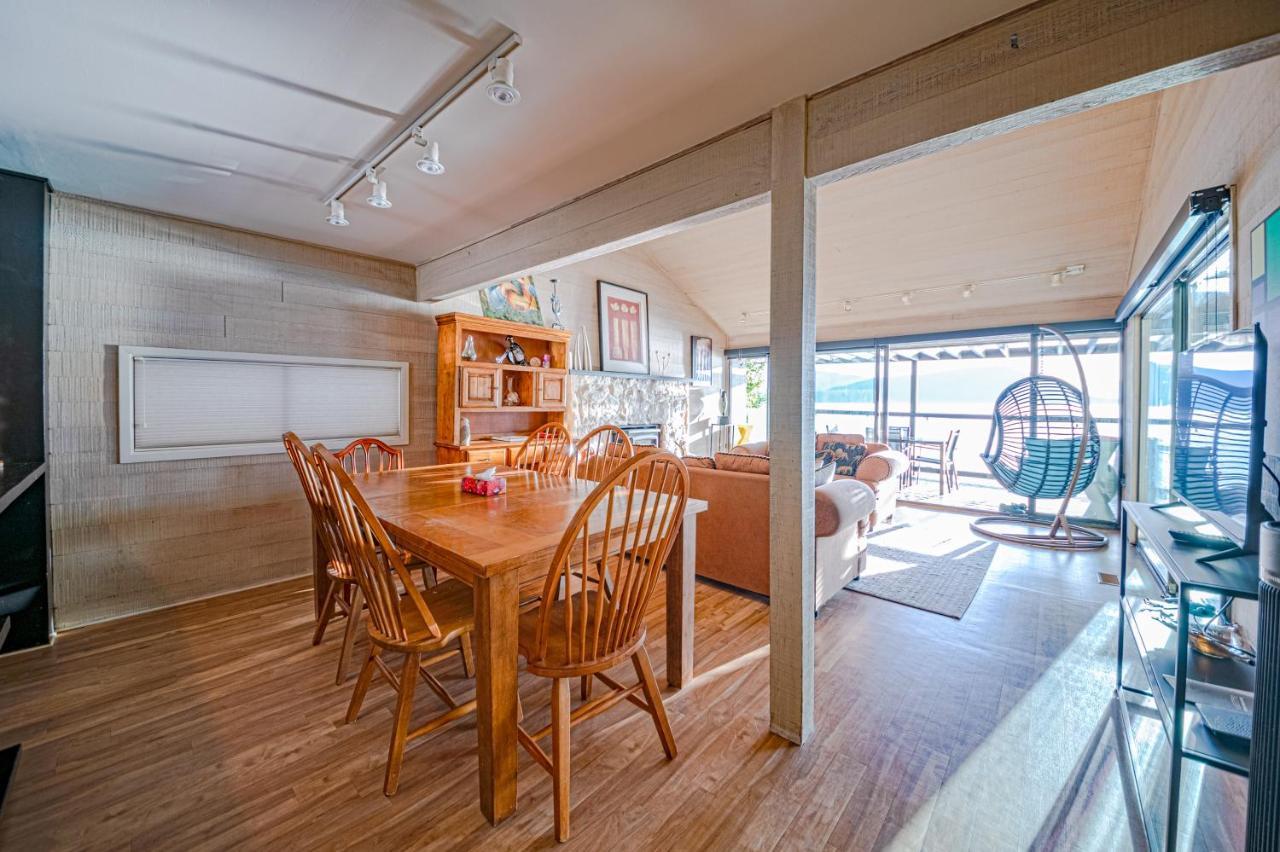 Waterfront Cottage With Superb Coastline Views West Vancouver Exterior foto