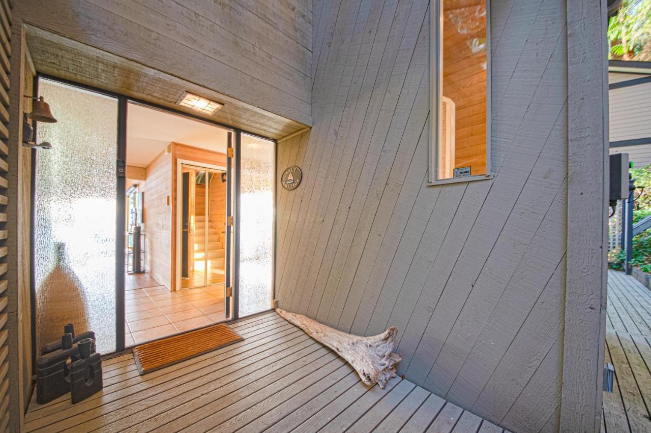 Waterfront Cottage With Superb Coastline Views West Vancouver Exterior foto